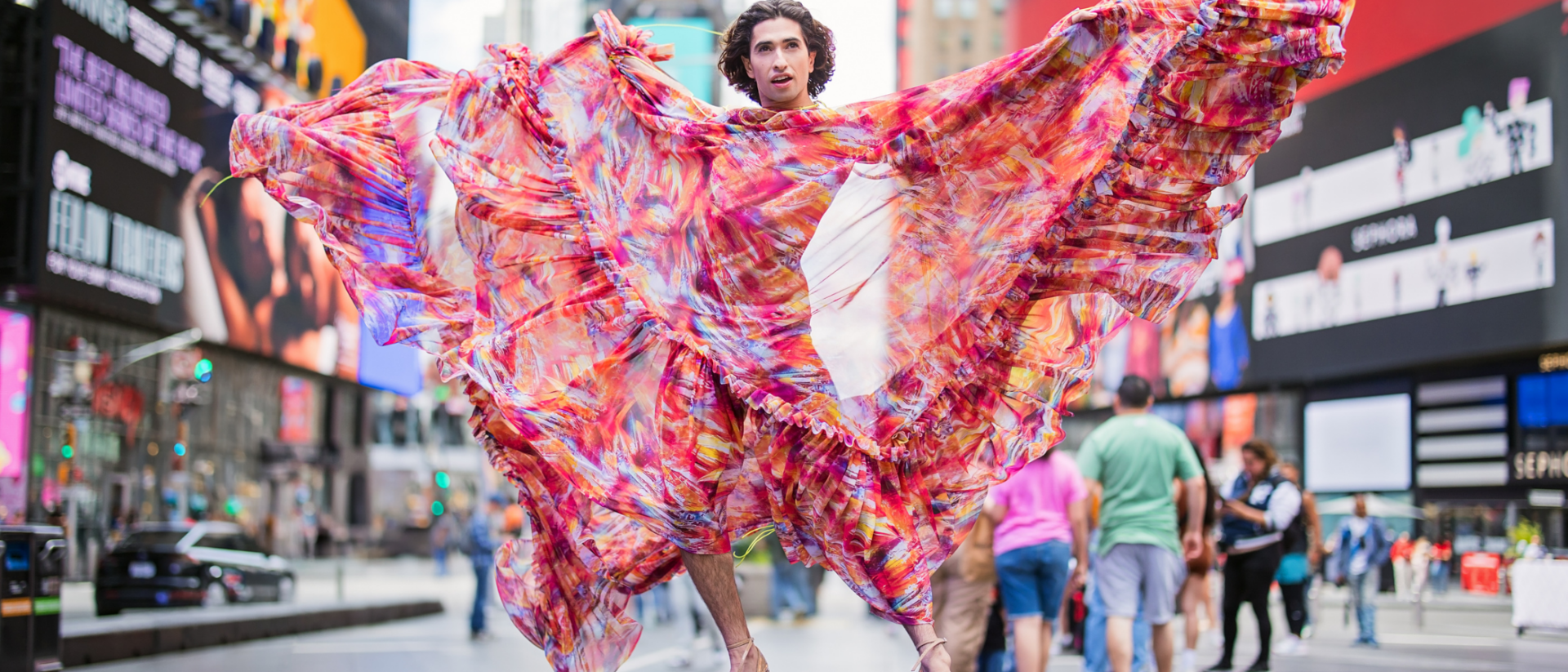 Vincenzo Turiano in kleurrijke jurk op Times Square in Freedom is a Dancer