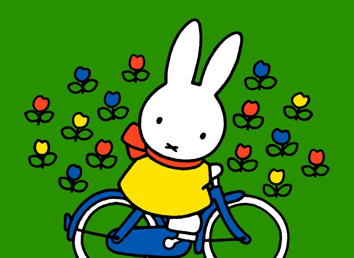 Nijntje die aan het fietsen is met groene achtergrond en bloemetjes