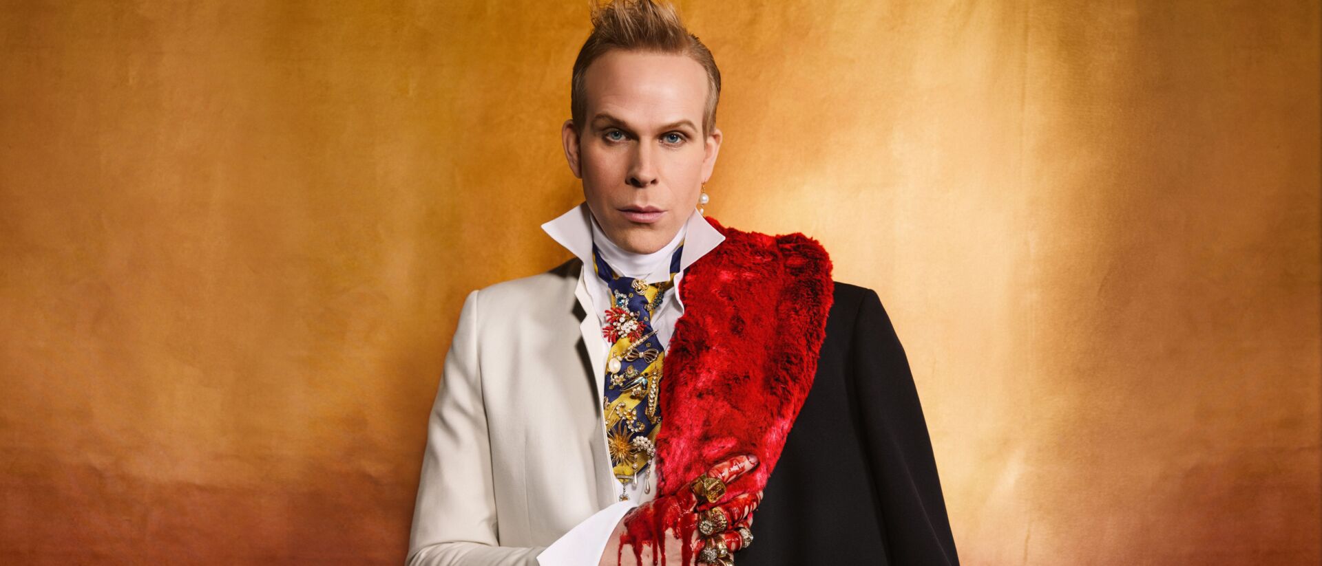 Rick Paul van Mulligen als Richard III — portret met bloedige hand en rode bont