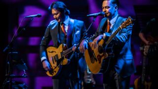 Patrick Drabe en Steffen de Wolff van The New Diamonds live op het podium in The Story of the Blue Diamonds Part 2
