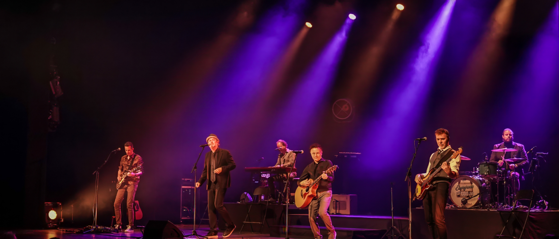 Evergreen Top 1000 Live band op paars verlicht podium tijdens Golden Songs Hoorn