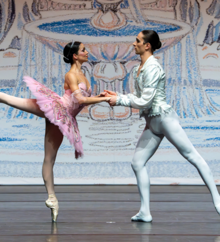 Balletduo in roze tutu en wit kostuum in De Notenkraker Staatsopera Bulgarije Hoorn