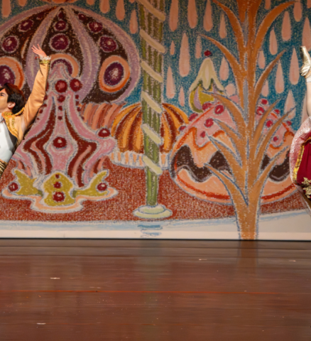 Twee dansers in gouden en bordeaux kostuums in Spaanse dans De Notenkraker Hoorn