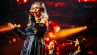 Laura Ramaekers zingt in zwarte jurk op verlicht podium tijdens Someone Like Her Hoorn