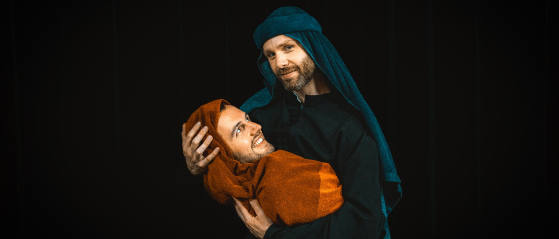 Mats Lodenstijn en Stephan Christiaan Peters in kerstkostuums voor Diva's in de Kerststal Hoorn
