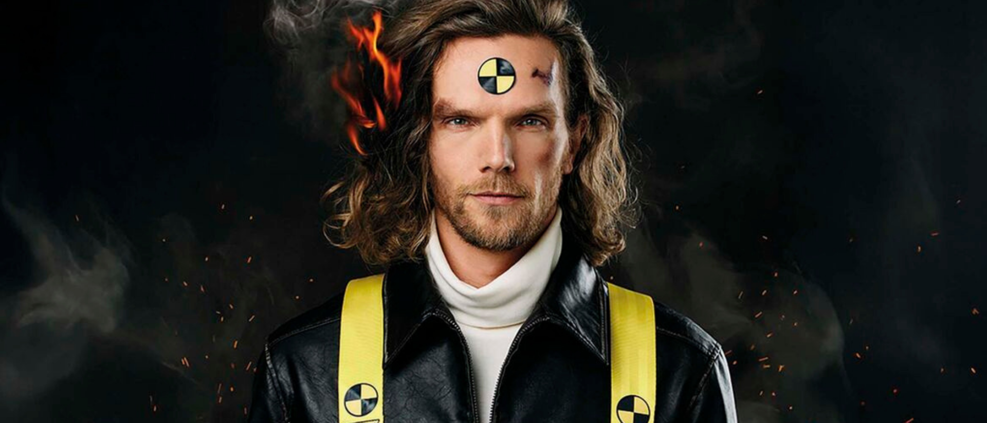Ruud Smulders met crashtest symbool en vuur in haar portretfoto voor Rüdsichtslos Hoorn