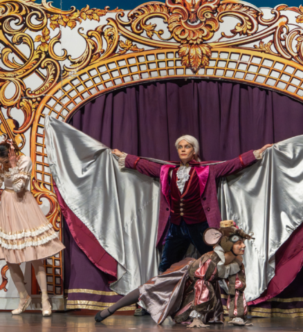 Dansers Staatsopera Bulgarije openen voorstelling De Notenkraker met barok decor Hoorn