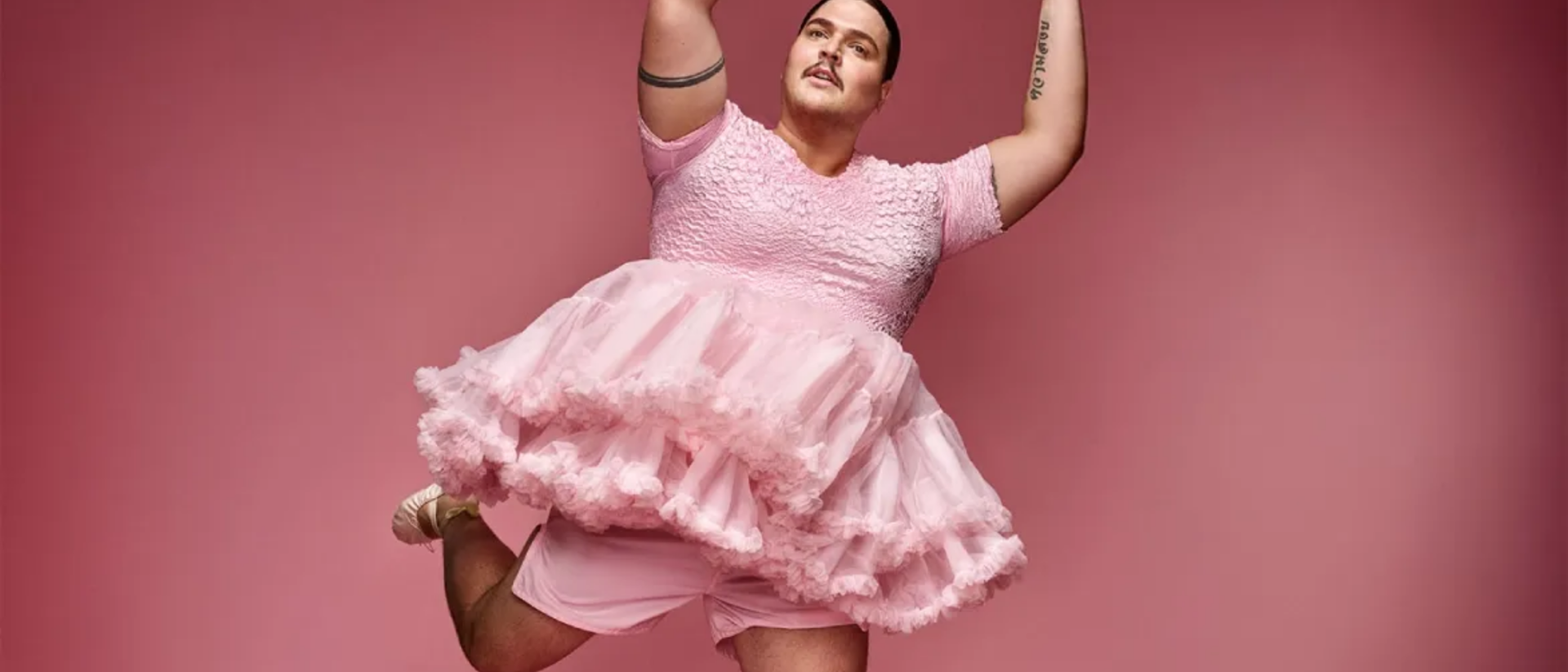 Fimme Bakker in roze tutu in balletpose voor cabaretvoorstelling Zwaargewicht Hoorn