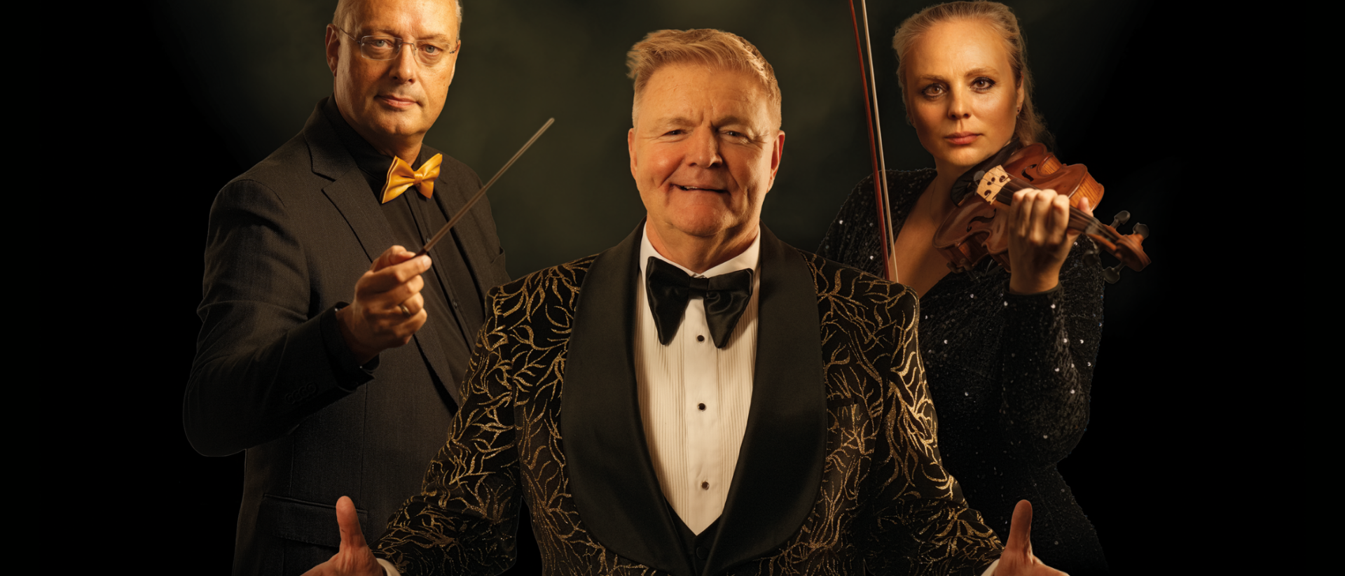 Presentator dirigent en violiste met orkest op promotiebeeld CineMusic 20 Films Live in Concert Hoorn