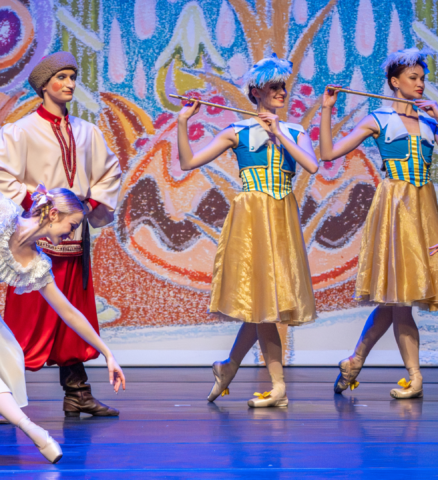 Dansers Staatsopera Bulgarije in kleurrijke kostuums op podium De Notenkraker Hoorn