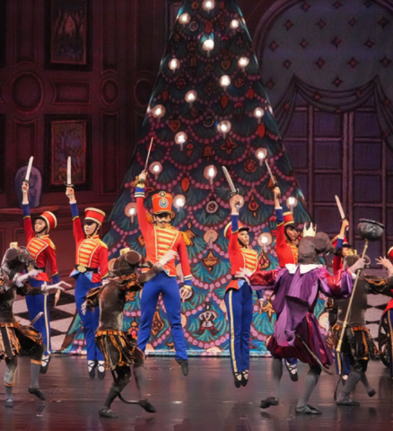Groot ensemble soldaten en muizen rond kerstboom in De Notenkraker Staatsopera Bulgarije