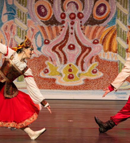 Twee dansers in Russische kostuums in volksdans uit De Notenkraker Staatsopera Bulgarije