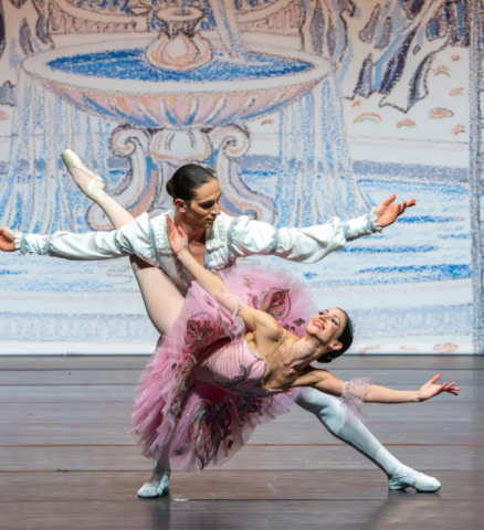 Balletduo in roze en wit in pas de deux uit De Notenkraker Staatsopera Bulgarije Hoorn
