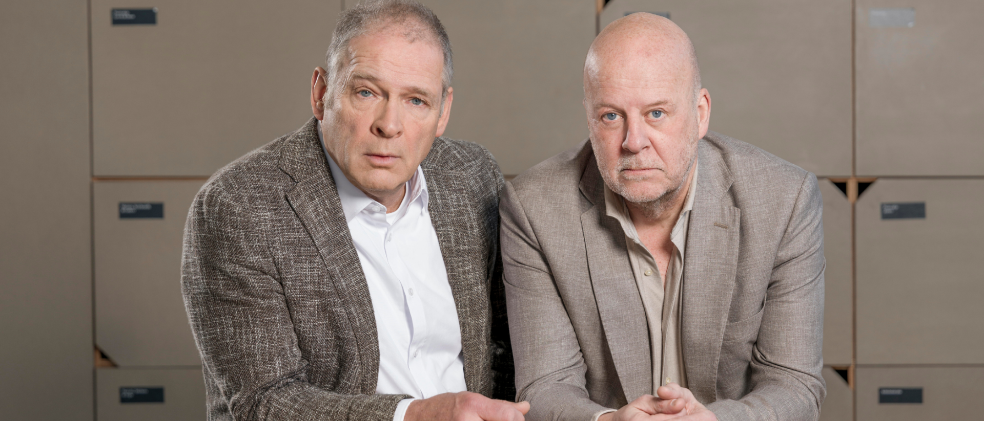 Van Vleuten en Van Muiswinkel portretfoto voor cabaretshow Alles Onder Controle in Hoorn