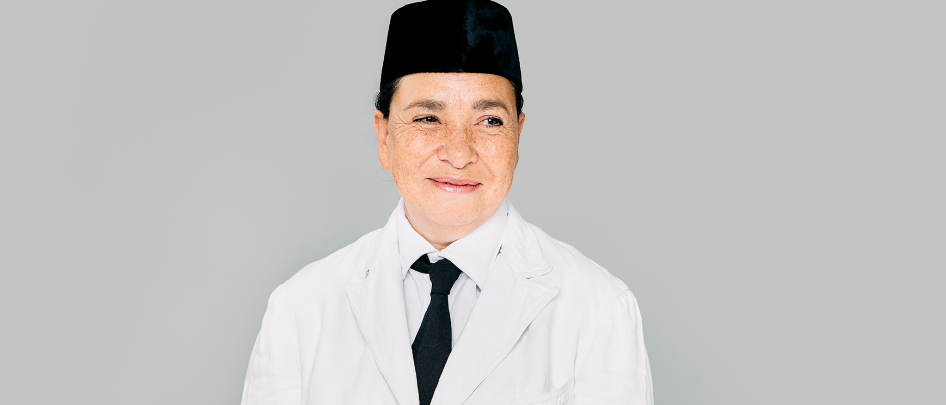 Bo Tarenskeen als Soekarno in theaterkostuum voor Bo en Esther in Hoorn