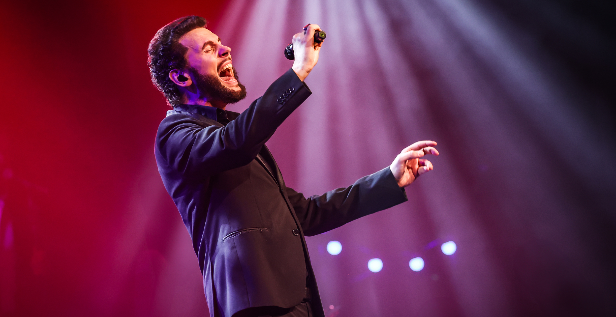 Bouke zingt vol passie op het podium tijdens Bouke Rocks Elvis in Hoorn