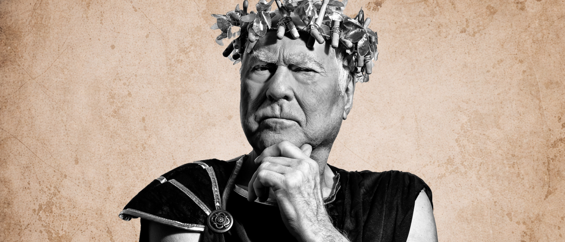 Cesar Zuiderwijk in Romeins kostuum en drumstokskroon, portretfoto Het verhaal van een drummer