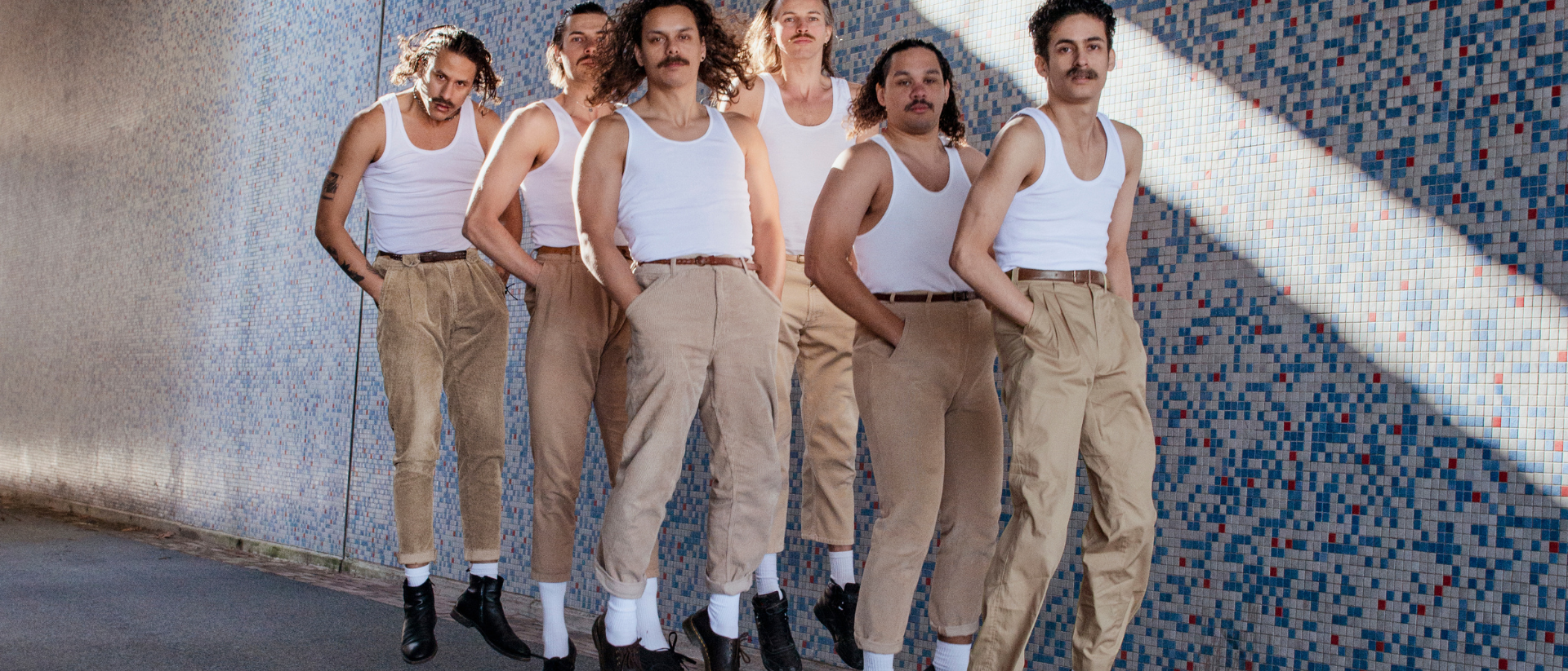 Zes dansers van eenvijfvijf springen op in tunnel tijdens CONTROLE breakdance theatershow