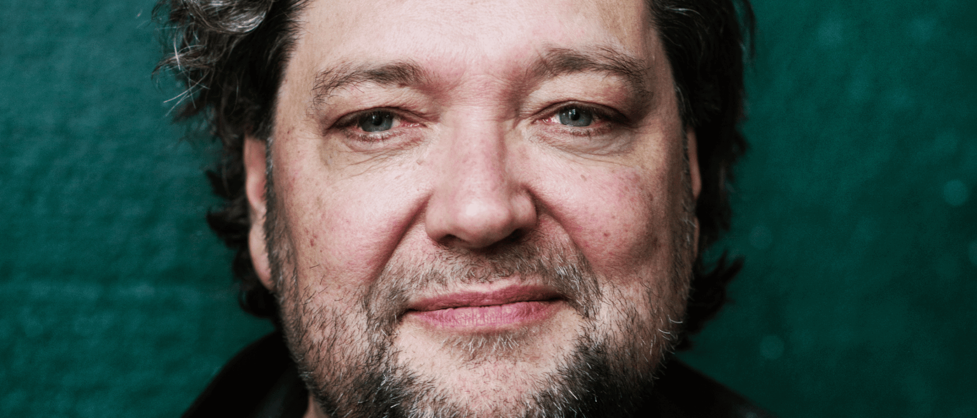Portretfoto Mike Bodde voor zijn muziekshow Core Business