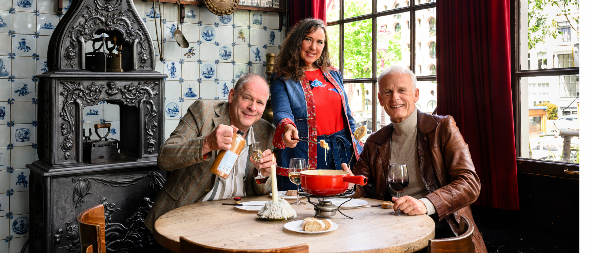 Erik van Muiswinkel, Rebecca Lobry en Cor Bakker aan tafel met fondue, promo De Gouden Jaren
