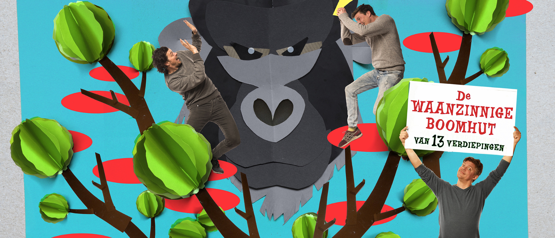 Meneer Monster De Waanzinnige Boomhut van 13 Verdiepingen met drie acteurs en een reuzengorilla tussen kleurrijke bomen