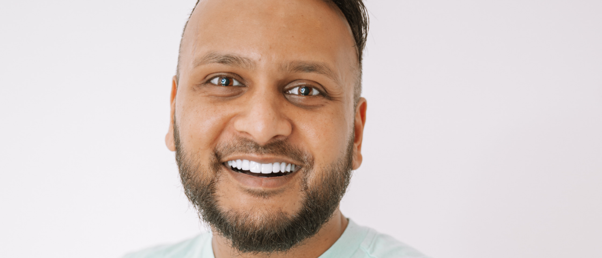 Cha Chi Versaci portretfoto theatershow Een Arend Vliegt Op Eenzame Hoogte
