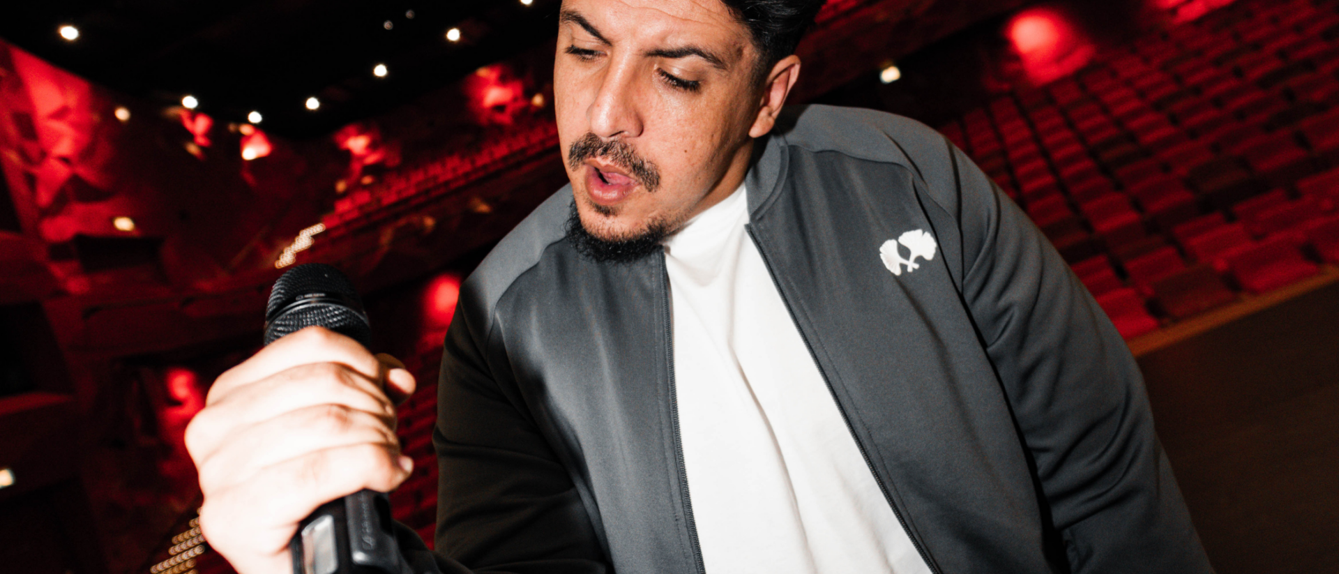 ICE rapper met microfoon op het podium in theatervoorstelling Geen Filter