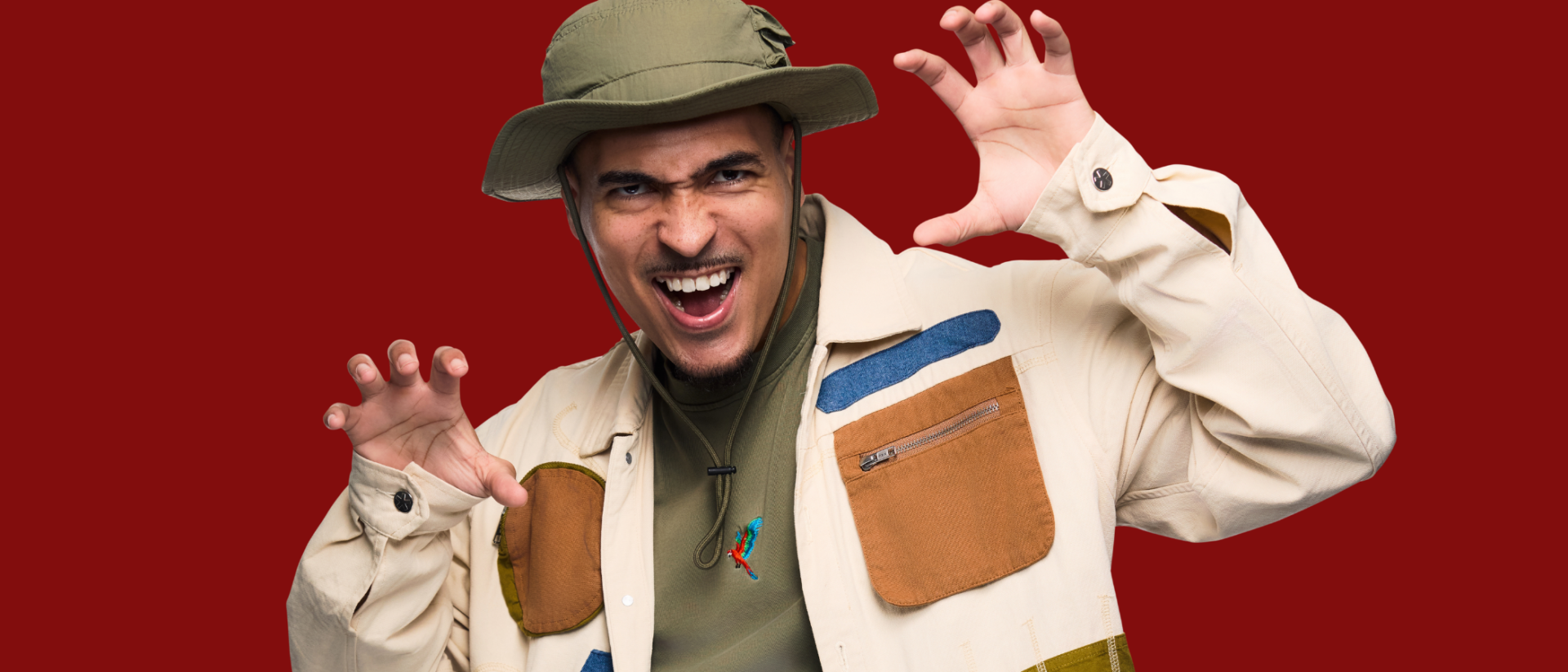 Wildebras in jungle-outfit op het podium tijdens interactieve kinder theatershow Jungle