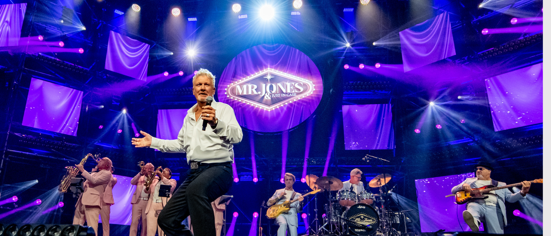Mr. Jones & Just In Case live op groot podium met band en blazers tijdens From Here to Las Vegas in Hoorn