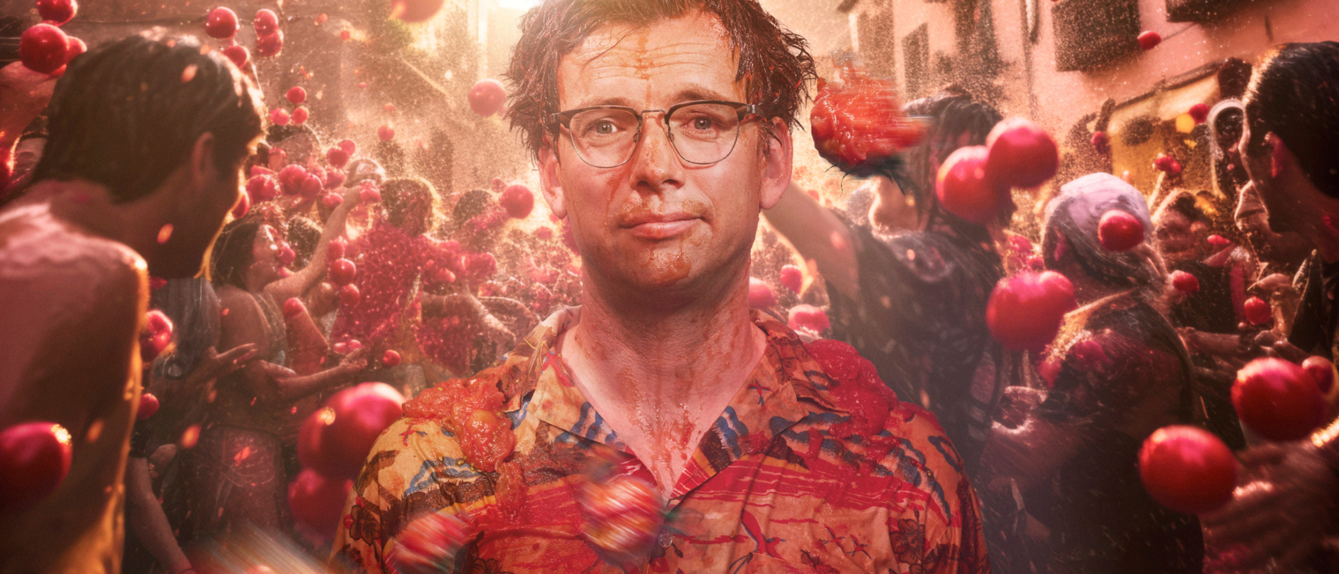 Pieter Derks staat kalm te midden van vliegende tomaten in promotiefoto voor Ja Leuk in Hoorn