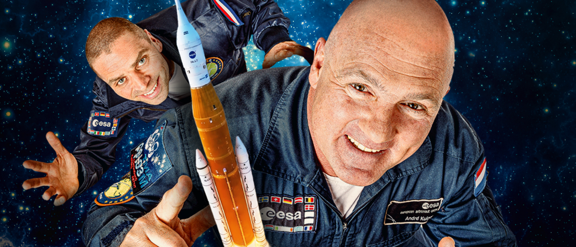 André Kuipers en Sander Koenen in ESA-pak zwevend boven de aarde met raket in Space Academy missie maan