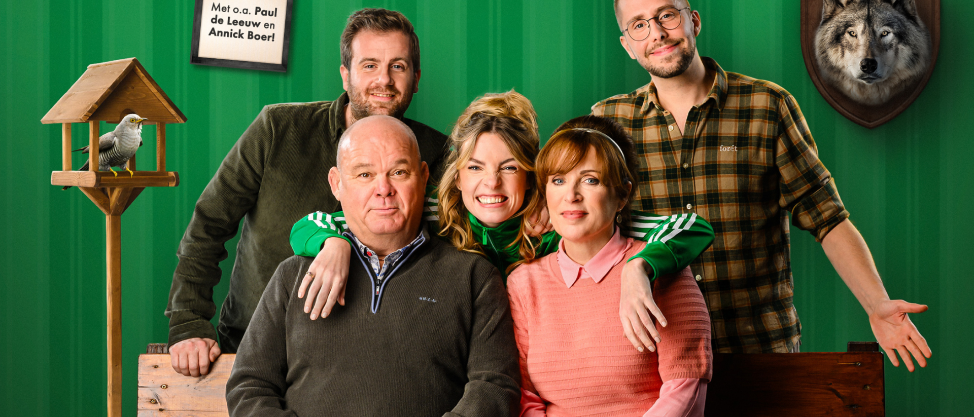 Paul de Leeuw en Annick Boer met cast van musical comedy We zijn toch familie voor groene achtergrond
