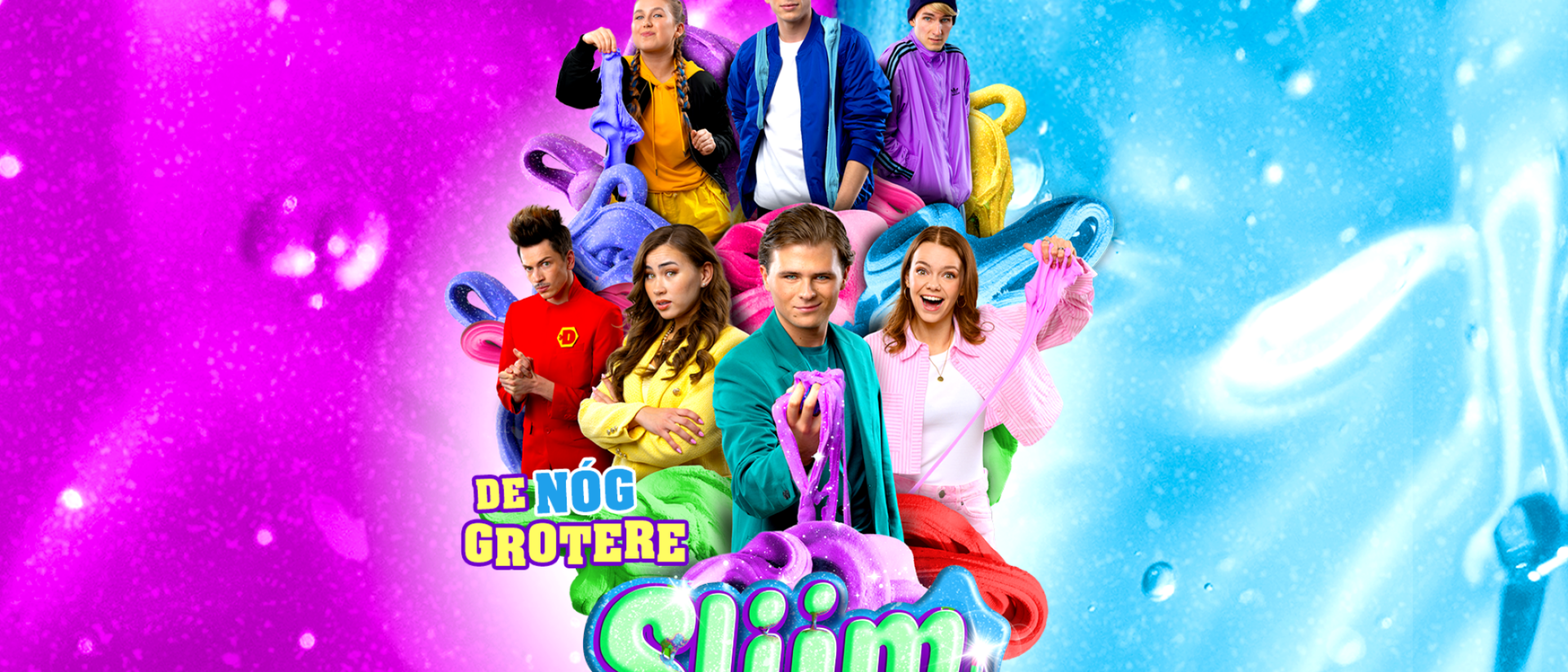 De volledige cast van De Nóg Grotere Slijm Musical poseert met slijm op roze-blauwe achtergrond