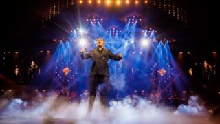 Marco Schuitmaker Live in het Theater zingt op podium met rookmachine en blauwe lichtshow