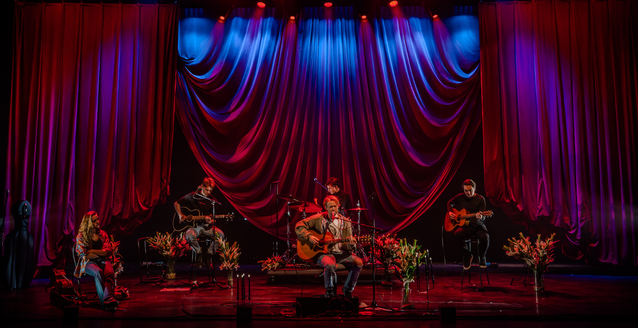 BLANKO en friends met gitaren op sfeervol verlicht podium tijdens Nirvana MTV Unplugged Hoorn
