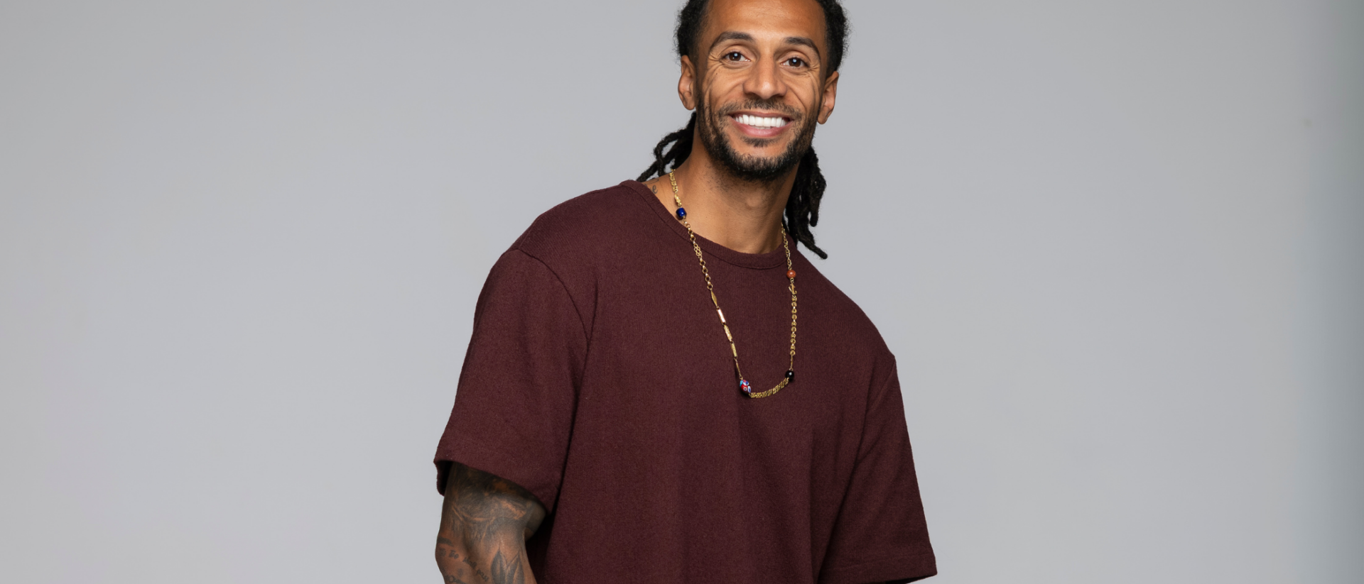 Jay Francis in bordeaux t-shirt en gescheurde jeans voor portretfoto Tunnelvisie