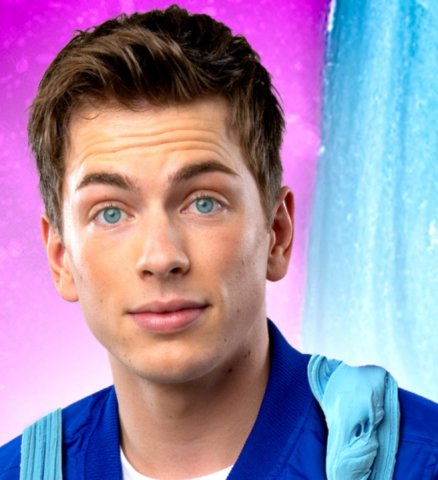 Henno in blauw jack met slijm in De Nóg Grotere Slijm Musical