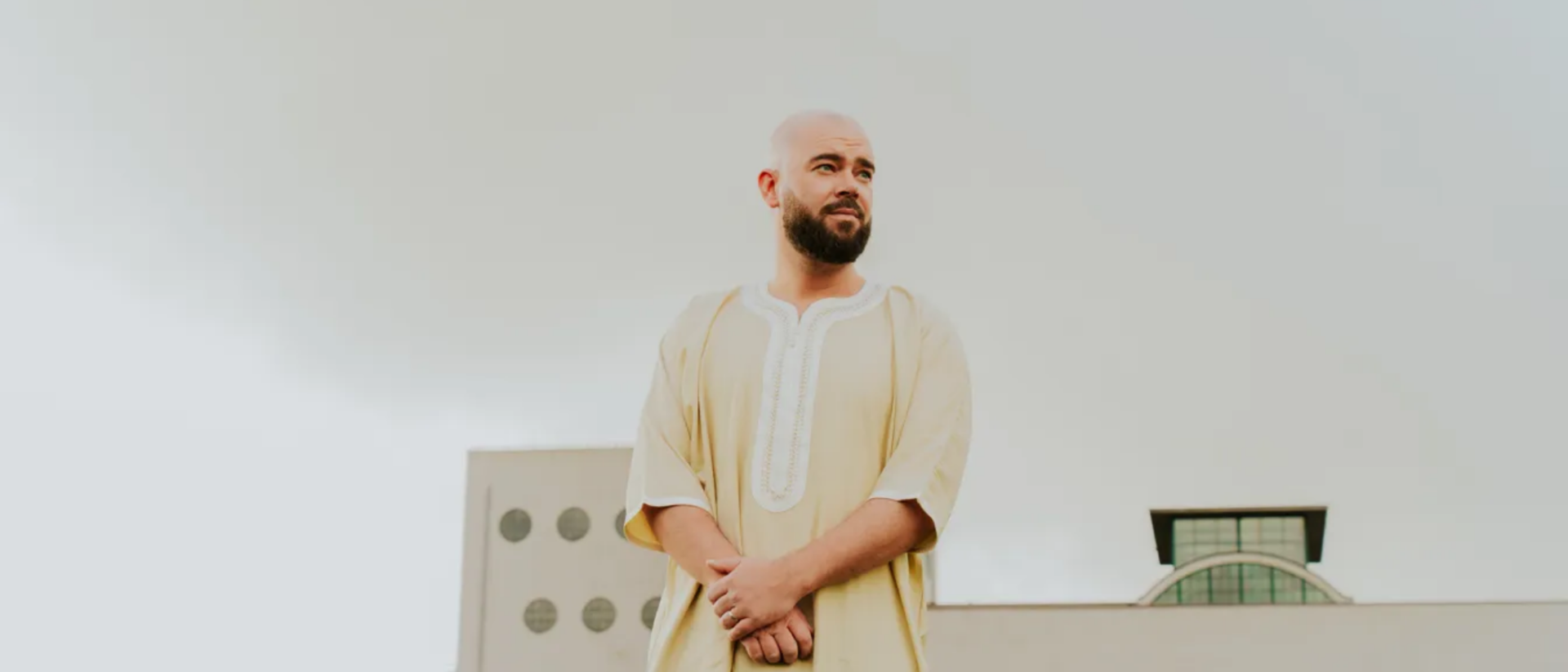 Derek Otte in traditionele witte djellaba op dak voor cabaretvoorstelling Landverrader Hoorn