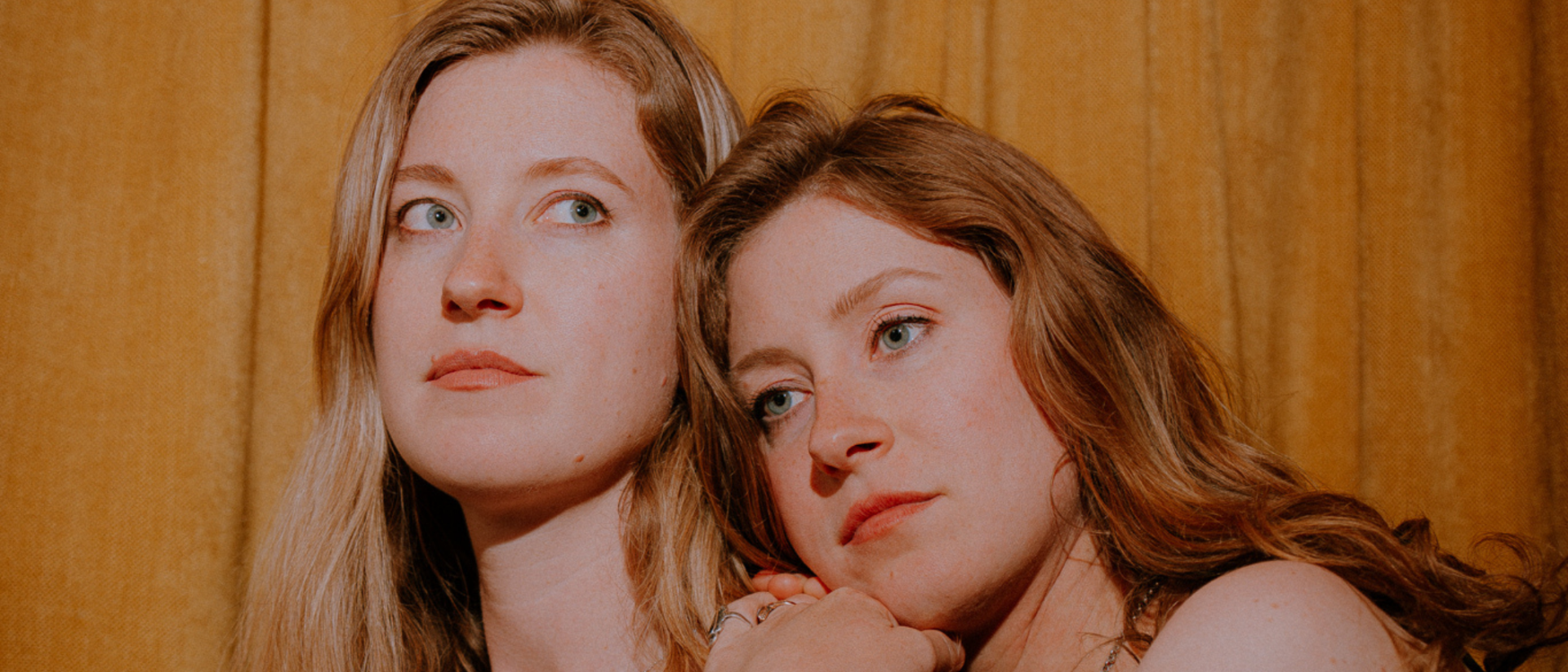 Loes en Renée Wijnhoven van Clean Pete portretfoto voor muziekvoorstelling Parelvissers Hoorn