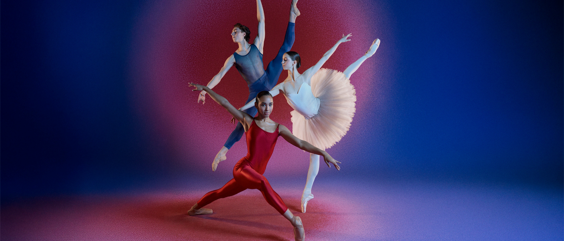 Drie dansers van Het Nationale Ballet in dynamische poses voor balletvoorstelling Ballet Vibes Hoorn
