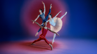 Drie dansers van Het Nationale Ballet in dynamische poses voor balletvoorstelling Ballet Vibes Hoorn
