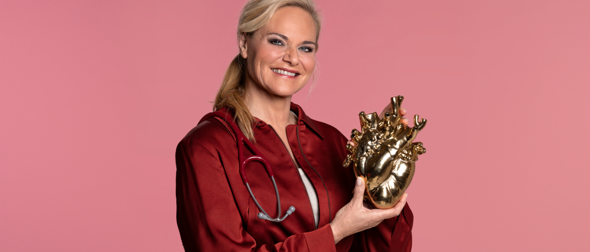 Janneke Wittekoek met gouden hart en stethoscoop voor De Vrouwenhart Show Hoorn