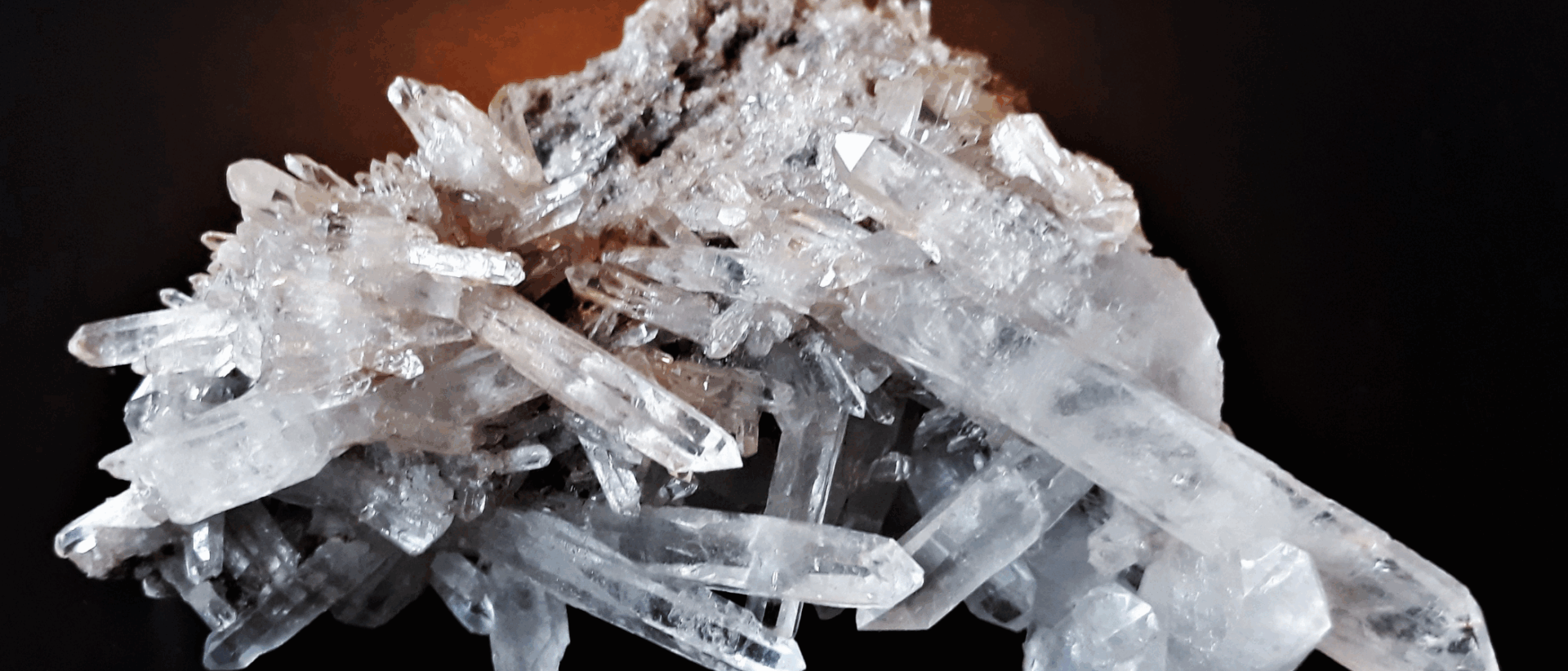 Glanzende kwartskristallen cluster op de Mineralenbeurs Hoorn