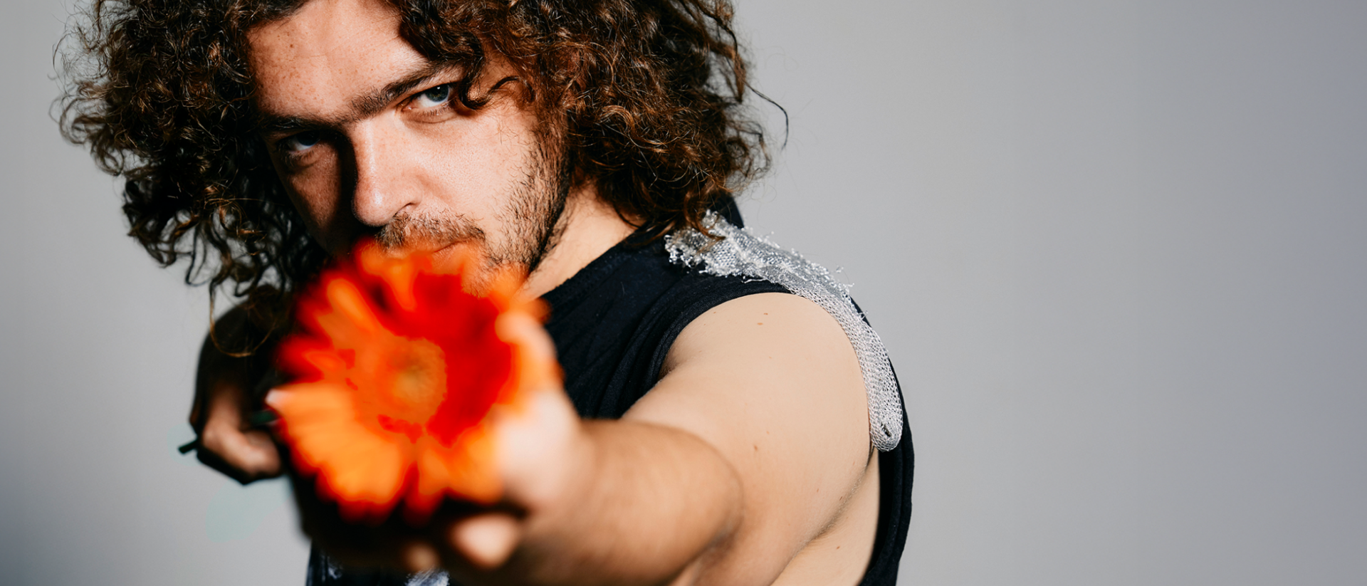 Flip Noorman reikt bloem naar camera portretfoto voor cabaretvoorstelling Bonobo Hoorn