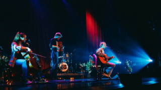 BLANKO en friends met cello en accordeon op podium tijdens Nirvana MTV Unplugged Hoorn