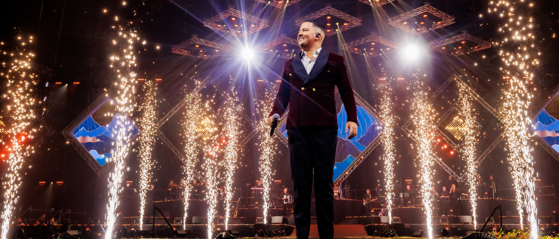 Marco Schuitmaker Live in het Theater op groot podium met vuurwerk en lichtshow