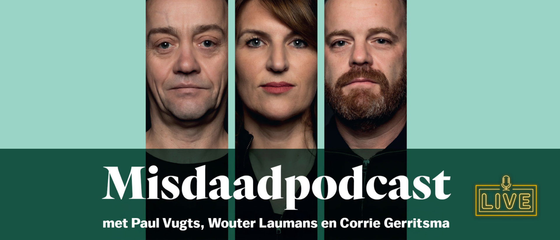 Drie misdaadjournalisten kijken de camera tegen een lichtblauwe achtergrond.