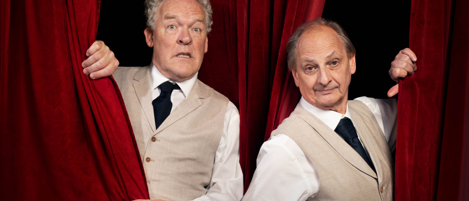 Bert Visscher en Martin van Waardenberg gluren achter het gordijn in The Sunshine Boys