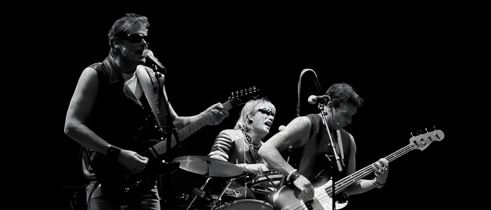 Viggo Waas band live op podium in zwart-wit tijdens Bureau voor Veiligheid