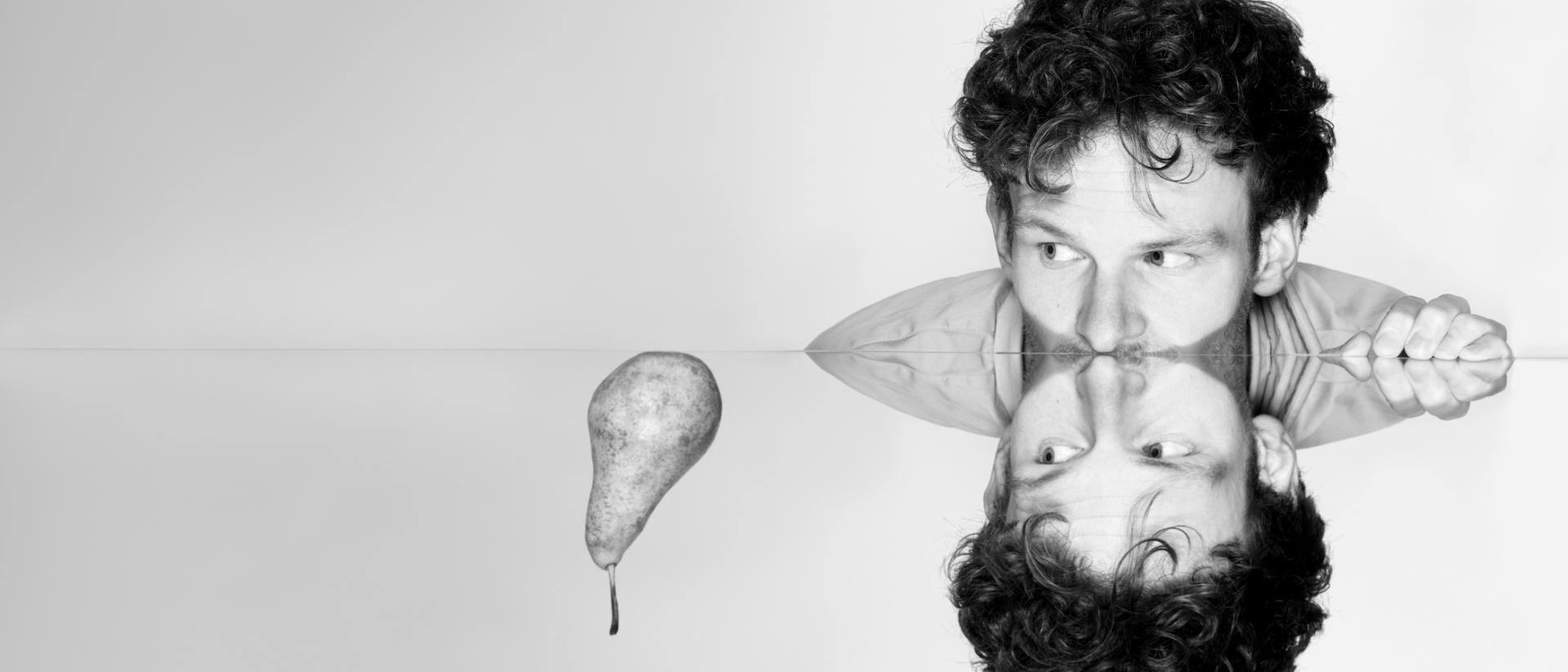 Bob Chocolade staart naar een peer in zwart-wit portret voor De wereld heeft Bob nog niet door